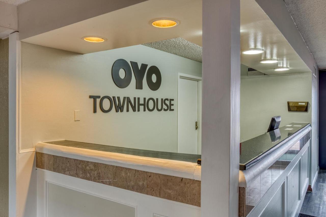 Oyo Townhouse Tulsa Woodland Hills Hotel Exterior foto